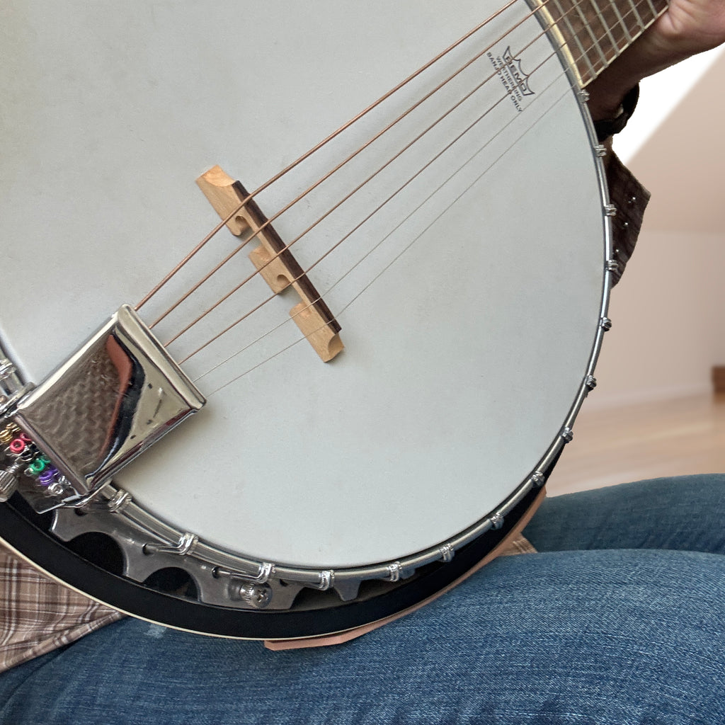 Guitar support strap designed for seated playing
