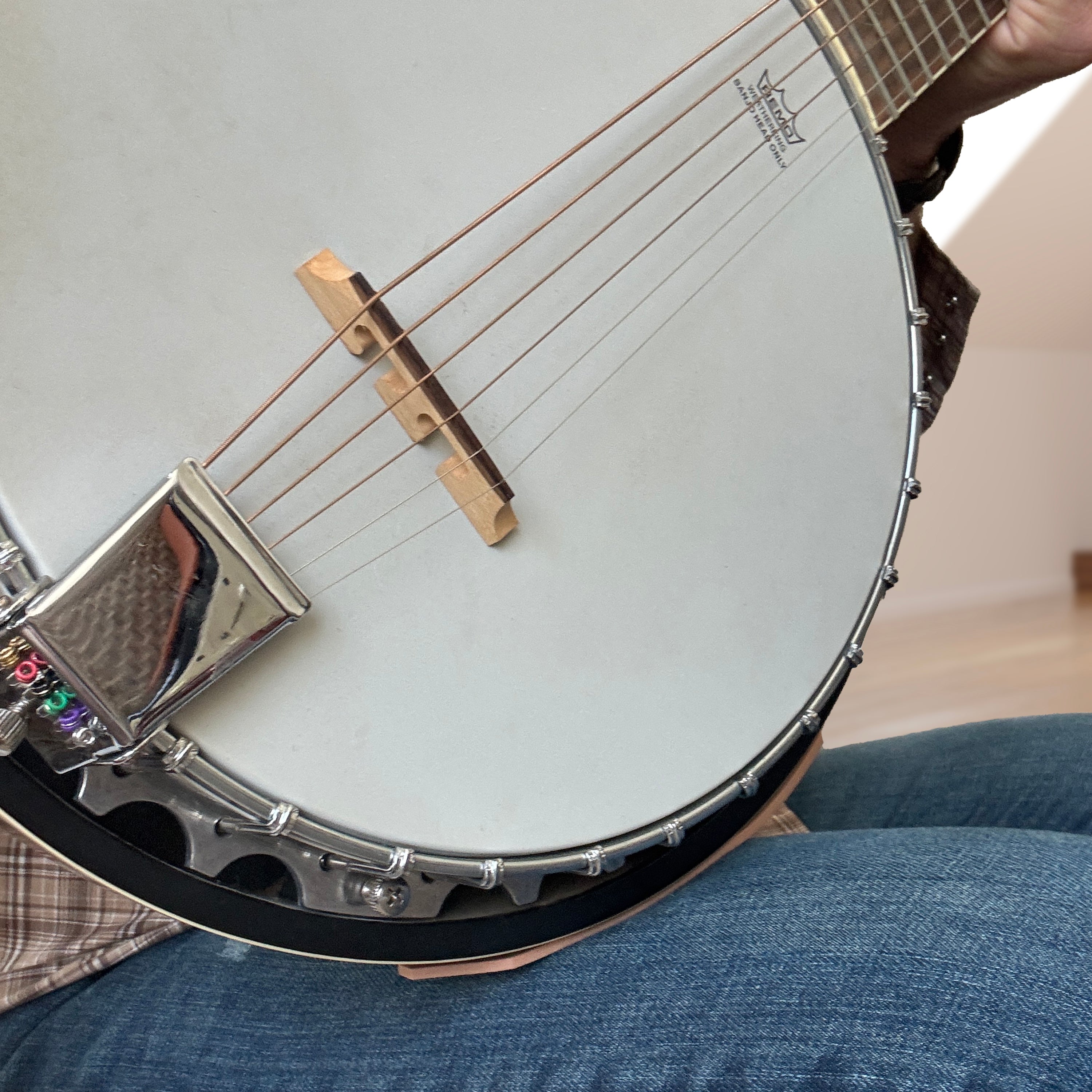 Guitar support strap designed for seated playing
